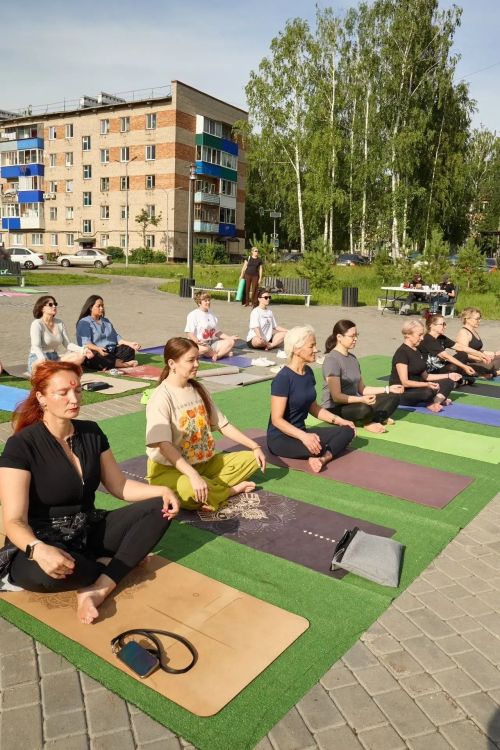 В Менделеевске впервые отметили Международный день йоги у купола «Атмосфера»