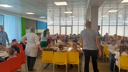 Сотрудники Менделеевской ЦРБ проверили качество питания в пришкольных лагерях