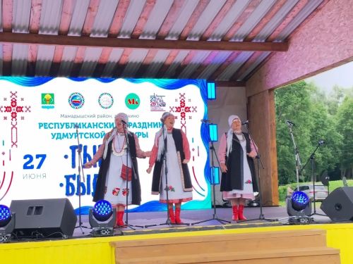 Коллективы Менделеевского района выступили на республиканском празднике удмуртской культуры «Гырон Быдтон»