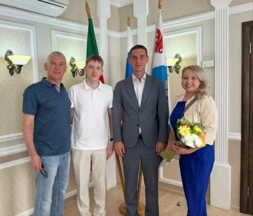 Район башлыгы Роберт Искәндәров Бердәм дәүләт имтиханында иң югары нәтиҗә күрсәткән 1 нче гимназия чыгарылышы Дамир Хәлиуллинны һәм аның әти-әнисен шәхсән котлады