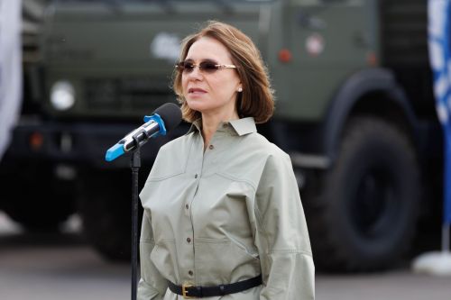 Депутат Госдумы Альфия Когогина передала гуманитарный конвой подшефным полкам