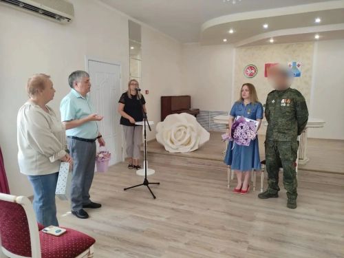 Семья участника СВО из Менделеевска отметила оловянную свадьбу в ЗАГСе