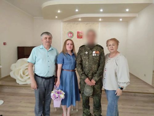 Семья участника СВО из Менделеевска отметила оловянную свадьбу в ЗАГСе