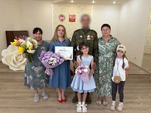 Семья участника СВО из Менделеевска отметила оловянную свадьбу в ЗАГСе