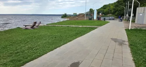 На набережной «Тихие горы» сотрудники «Нептуна» провели экологический субботник