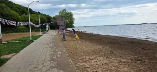 На набережной «Тихие горы» сотрудники «Нептуна» провели экологический субботник