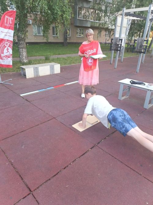 В День семьи на площадке ГТО в Менделеевске прошли спортивные испытания