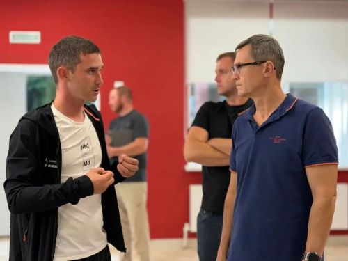 Роберт Искәндәров һәм Дмитрий Макаров Менделеевскида уртак проектларны тикшергән
