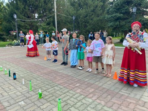 Самовар, мёд и народные песни: Яблочный Спас в Ижёвке собрал гостей санатория
