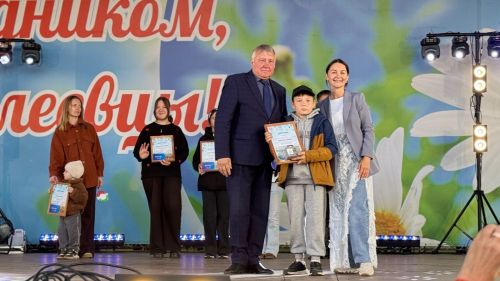 На Дне города наградили победителей конкурса рисунков «Я рисую Менделеевск»