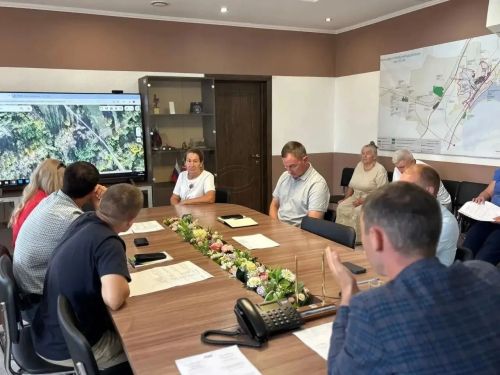 Ремонт крыши, газоснабжение и обрезка деревьев: о чём просили жители Менделеевска на приёме у главы