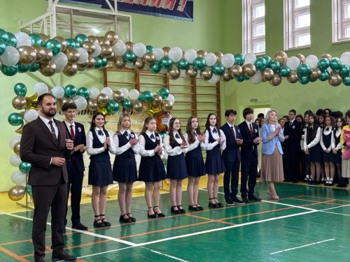 В гимназии №1 Менделеевска прозвенел первый звонок для 28 первоклассников