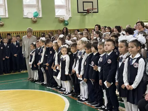 В гимназии №1 Менделеевска прозвенел первый звонок для 28 первоклассников