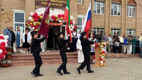 В школе №4 Менделеевска прозвенел первый звонок для 25 первоклассников