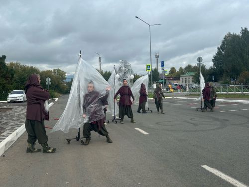 Уличный спектакль «Вижу. Слышу. Говорю» показали в Менделеевске