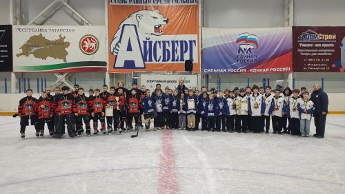 Команда «Айсберг» из Менделеевска взяла бронзу на турнире в Ледовом дворце