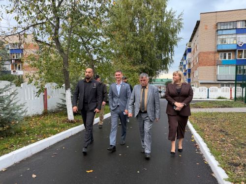 Герой России Расим Баксиков посетил приют «Камские зори» в Менделеевске