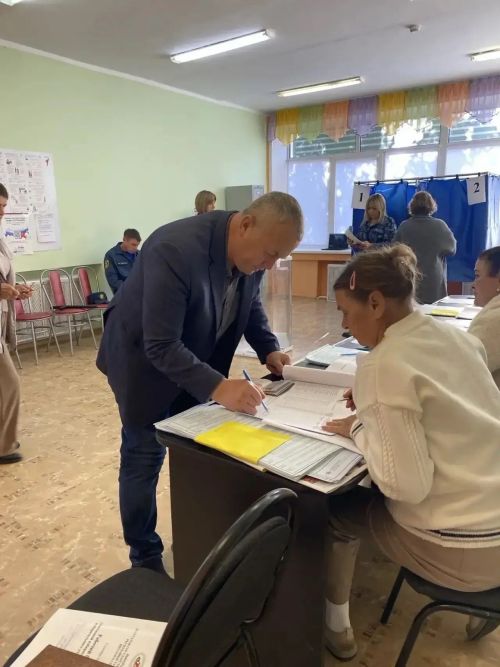 В селе Татарские Челны голосование открыл отец бойца СВО