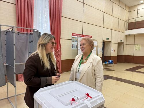 Жители Менделеевска активно голосуют на участке во Дворце культуры
