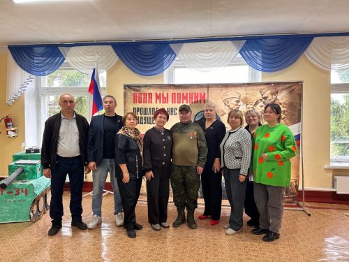 Выпускник Камаевской школы, участник СВО встретился с учениками
