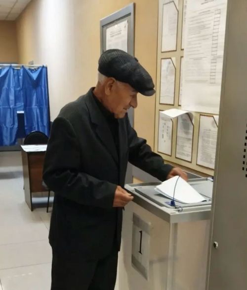 89-летний Азат Насыров сел на шпагат на избирательном участке в Менделеевске