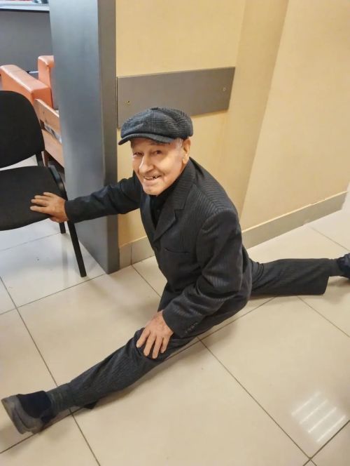 89-летний Азат Насыров сел на шпагат на избирательном участке в Менделеевске