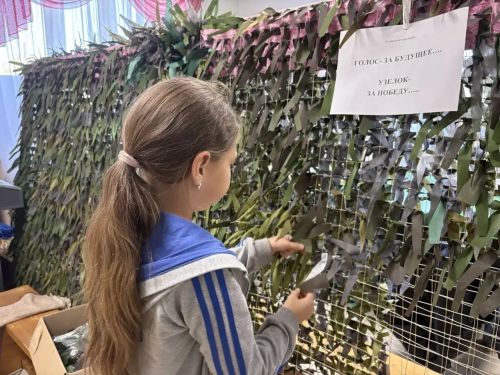 В Сетякове в дни выборов дети плетут маскировочные сети для бойцов
