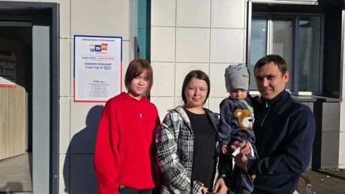 На участке в татарской гимназии в Менделеевске голосуют семьями и угощают чаем