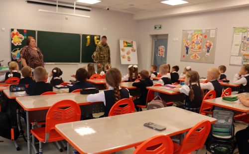 Участник СВО провёл Уроки Мужества для лицеистов Менделеевска