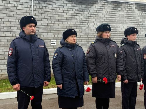 В Менделеевске прошёл День памяти погибших сотрудников МВД