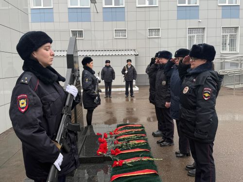В Менделеевске прошёл День памяти погибших сотрудников МВД
