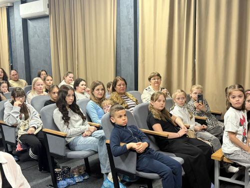 В ТЮЗ «Этюд» Менделеевска состоялась премьера: юные артисты показали, что у подушки есть душа