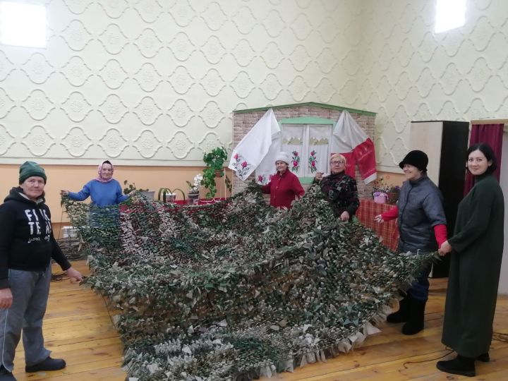 В Бизякинском СДК сделали окантовку для маскировочных сетей