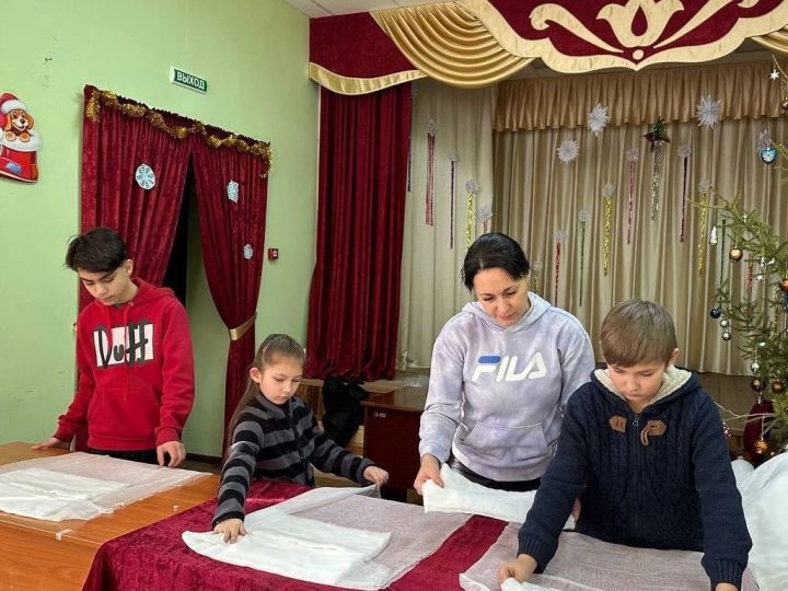 Жители деревни Тойгузино продолжают изготавливать новую партию «ватников», которые предназначены для госпиталей СВО