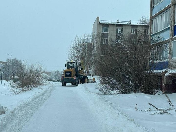 В Менделеевске продолжается расчистка дорог и тротуаров