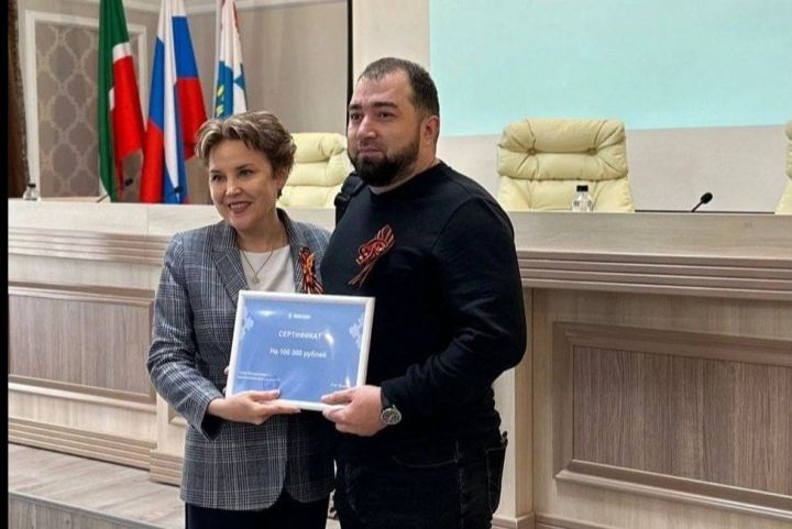 Врачам Менделеевска вручили денежные сертификаты
