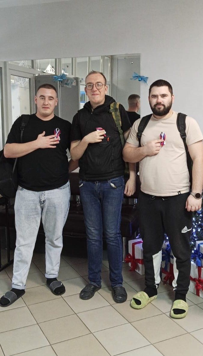 В Менделеевске ко Дню Конституции раздали символы единства