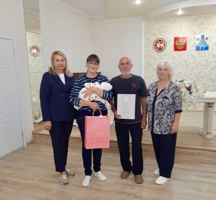 В Менделеевске проведена трогательная церемония имянаречения в преддверии Дня семьи, любви и верности
