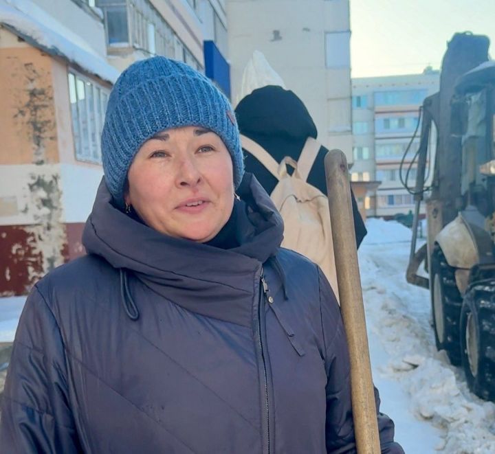 Герои чистых дворов Менделеевска: как Любовь Азина десять лет побеждает снежную стихию