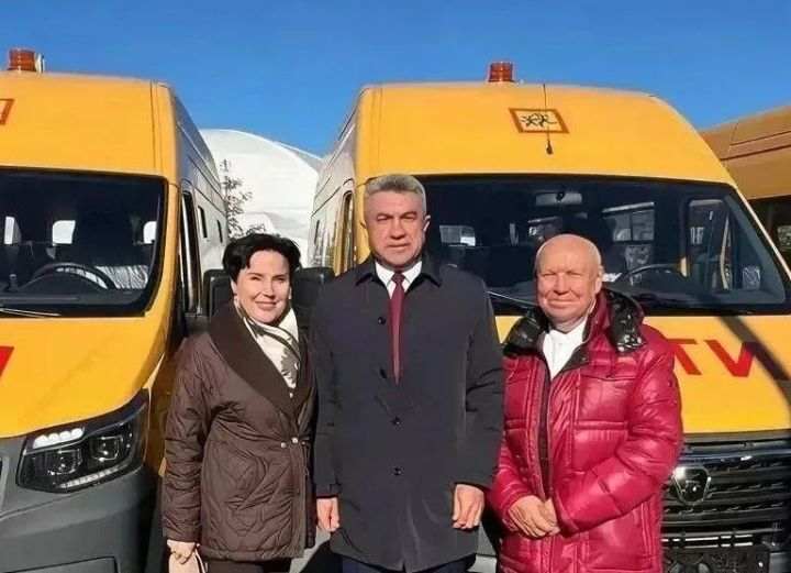 Менделеевский район получил два новых школьных автобуса