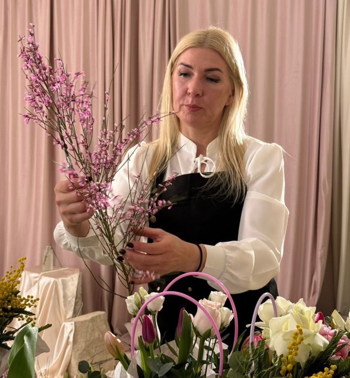 Весеннее настроение в сумочке: сотрудницы «Менделеевских новостей» создали цветочные шедевры к 8 Марта