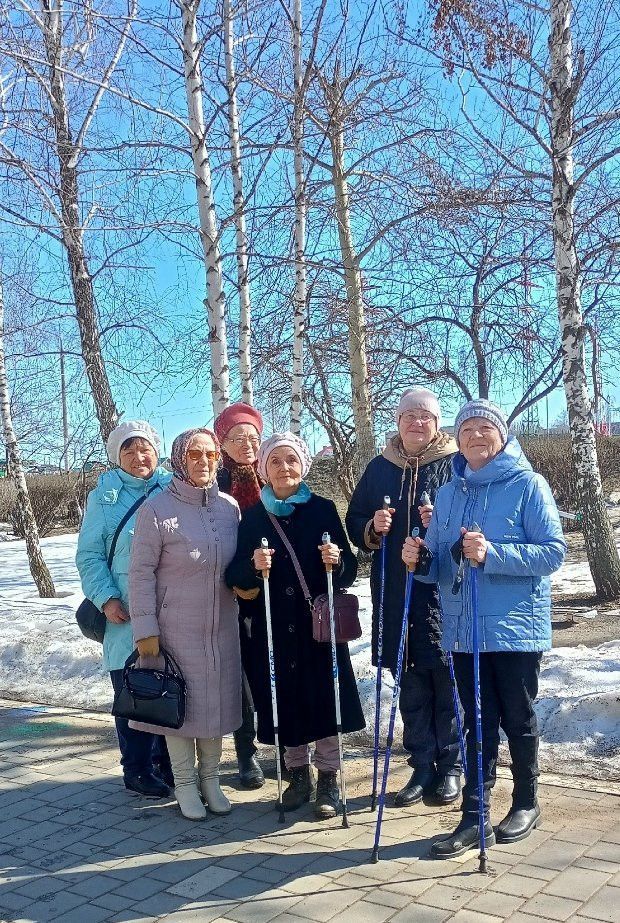 Центр социальной помощи «Саулык» открыл сезон скандинавской ходьбы в Менделеевске