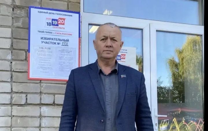 В селе Татарские Челны голосование открыл отец бойца СВО