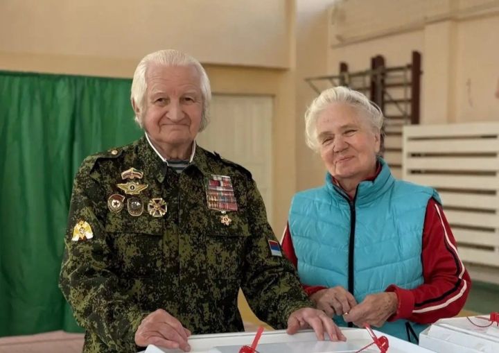 Почётные жители Менделеевска Трапезниковы исполнили гражданский долг