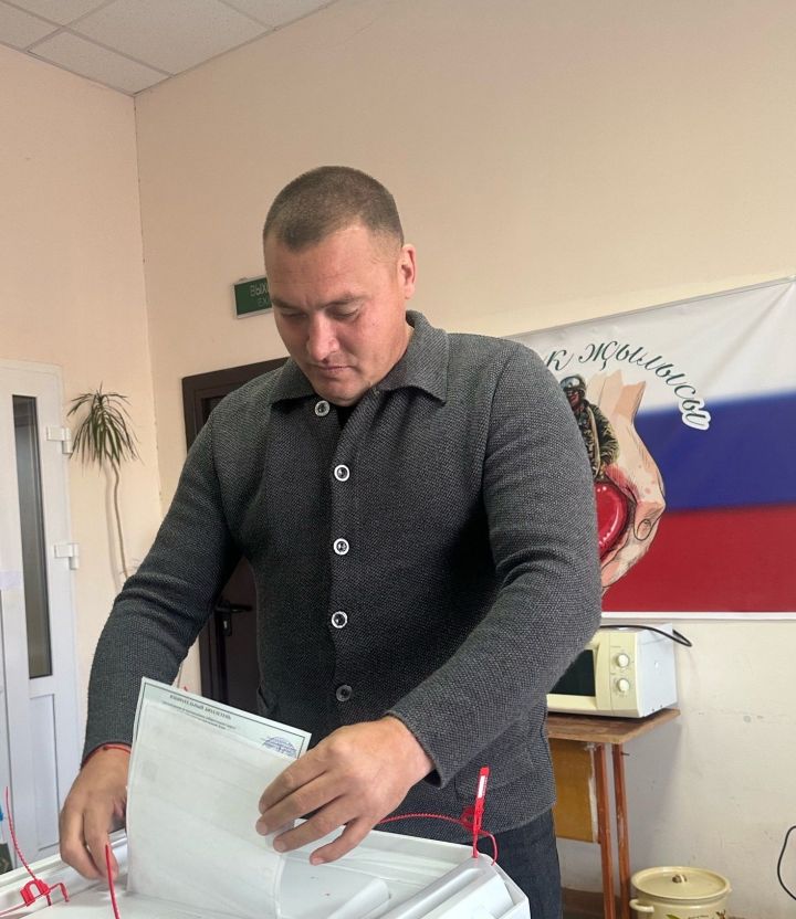 Глава Тураевского поселения Айдар Нуриев проголосовал на своём участке