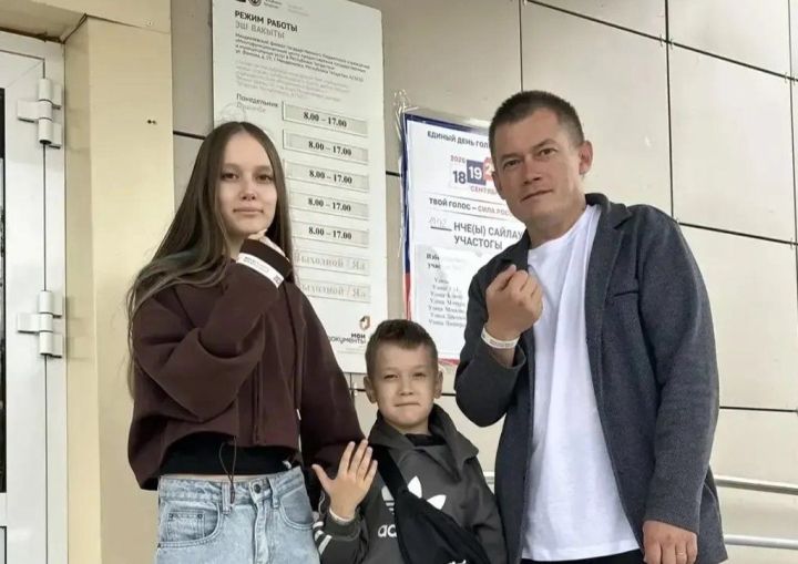 «Голосуем за будущее»: менделеевец Сергей Метальников пришёл на выборы с детьми