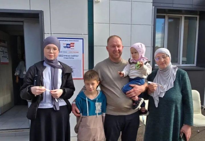 На участке в татарской гимназии в Менделеевске голосуют семьями и угощают чаем