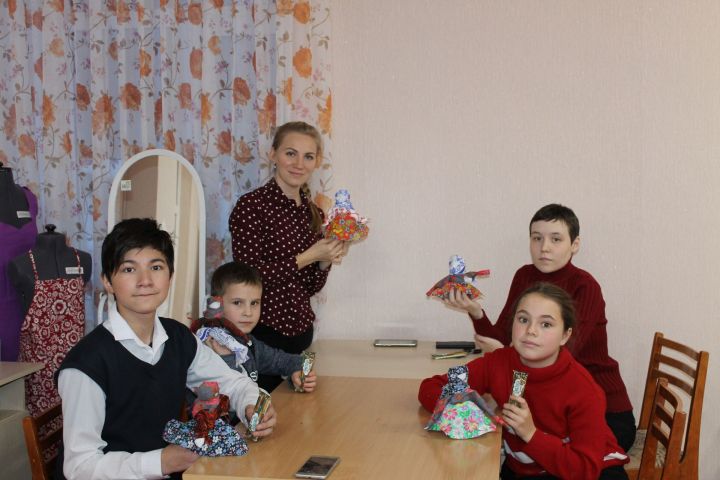 Мастер-класс по изготовлению куклы-оберега «Крупеничка» прошел в Менделеевске