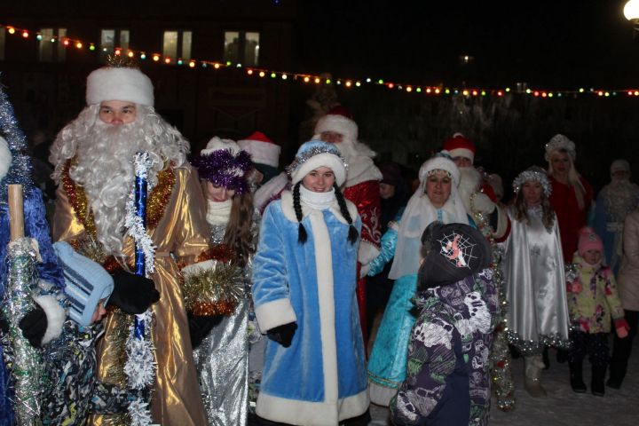 Менделеевские Деды Морозы и Снегурочки зажгли огни на главной ёлке города