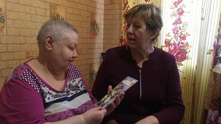 В Менделеевске социальные работники поздравили женщин с Днем матери